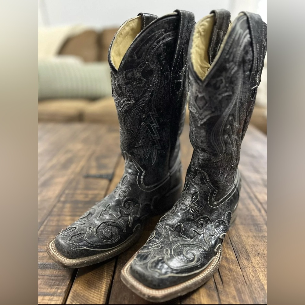 Corral Women’s Boot Black Leather w/Snake Inlay Size 9